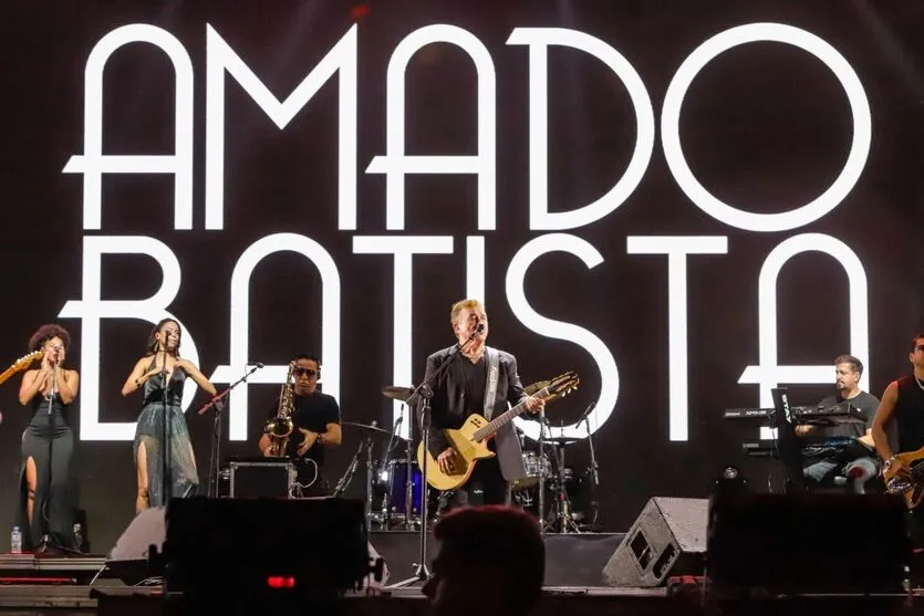  A apresentação em Pontal do Paraná aconteceu em clima de festa, já que o cantor completou 73 anos de idade na noite deste sábado. 