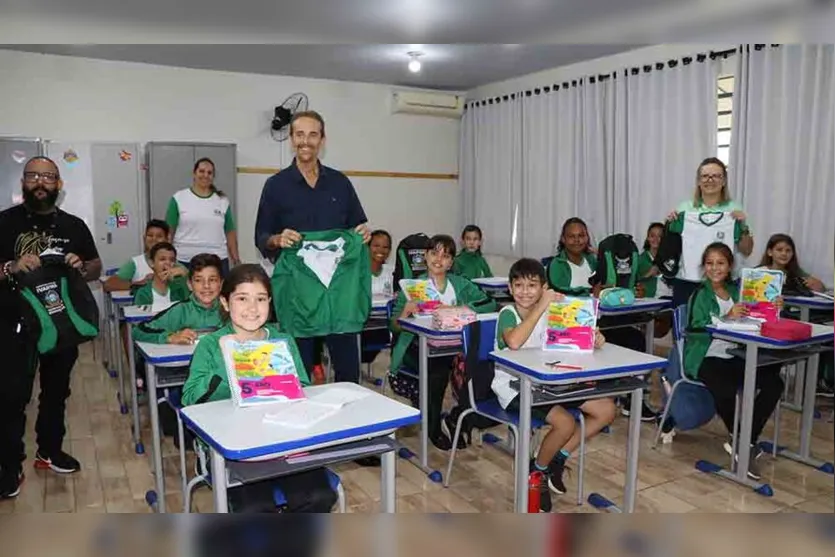  A entrega simbólica dos uniformes ocorreu na Escola Municipal Leila Diniz 