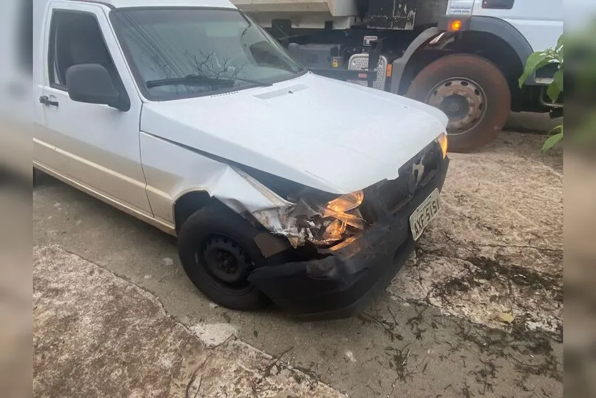 Acidente entre carro e caminhão deixa motorista ferido em Apucarana