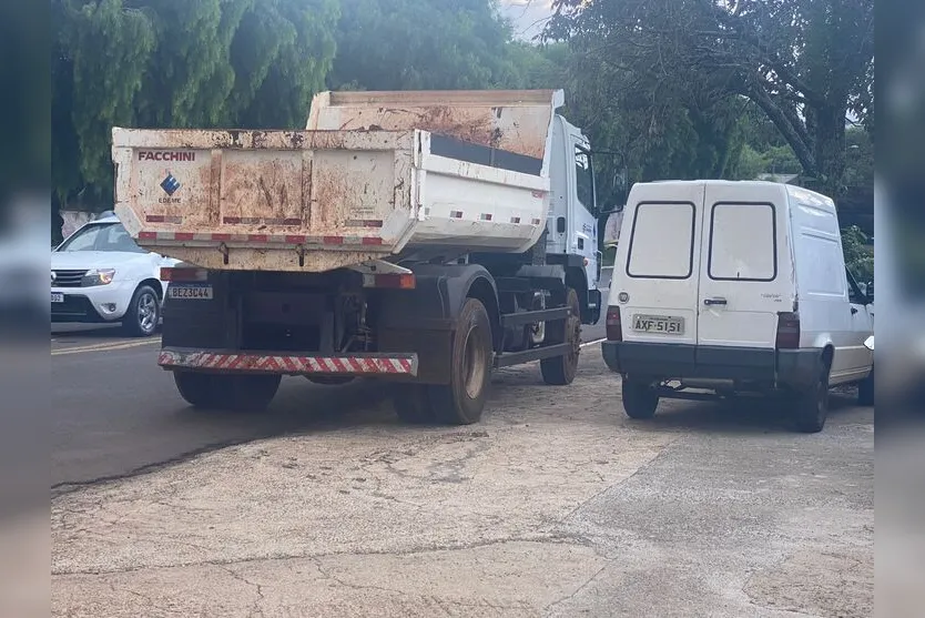 Acidente entre carro e caminhão deixa motorista ferido em Apucarana