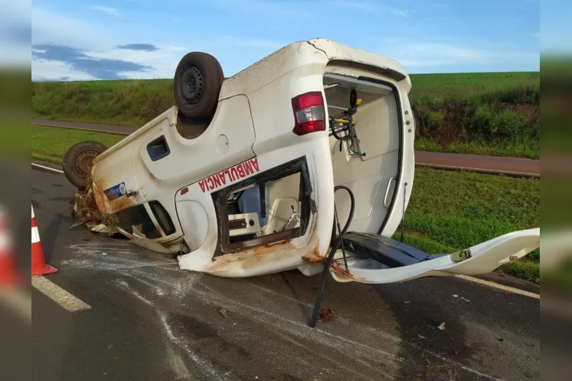  Ambulância foi parar no sentido contrário da pista após capotamento 