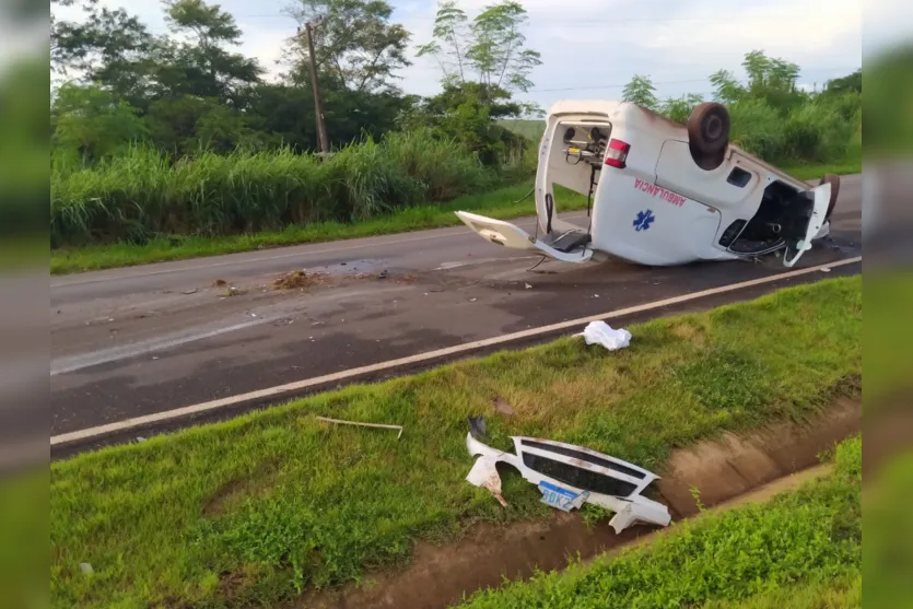  Ambulância foi parar no sentido contrário da pista após capotamento 