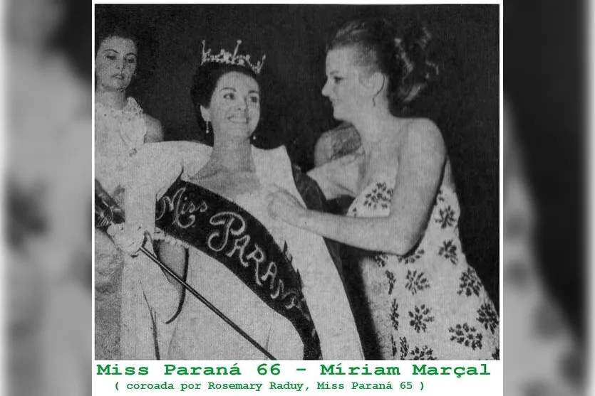  Apucaranense Rosemary Raduy entrega coroa de Miss Paraná para a conterrânea Miriann Marçal em 1966 