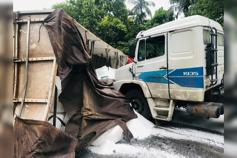 Batida entre caminhões interdita parcialmente BR-277 no Paraná