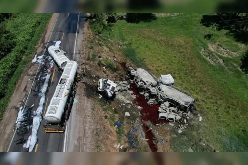 Batida frontal entre caminhões deixa motorista morto no Paraná
