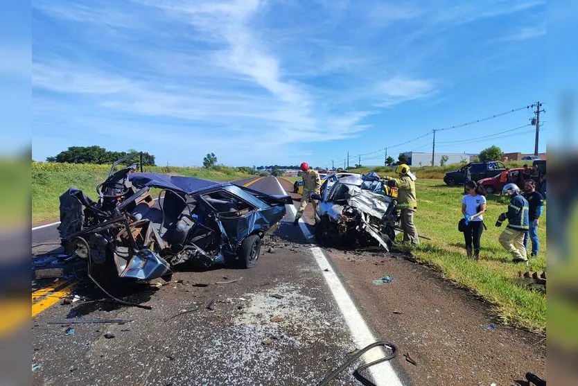 Batida frontal entre carros na PR-218 deixa dois mortos