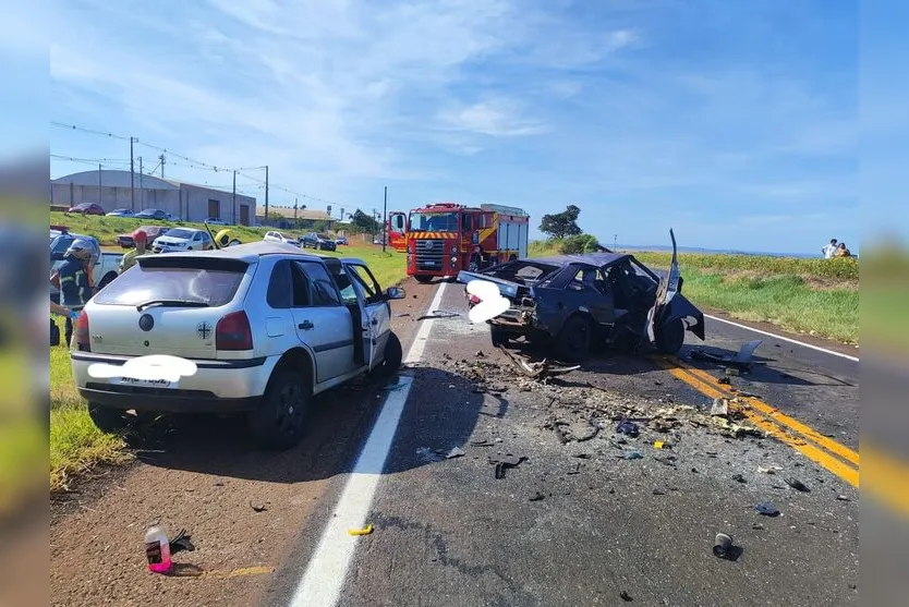 Batida frontal entre carros na PR-218 deixa dois mortos