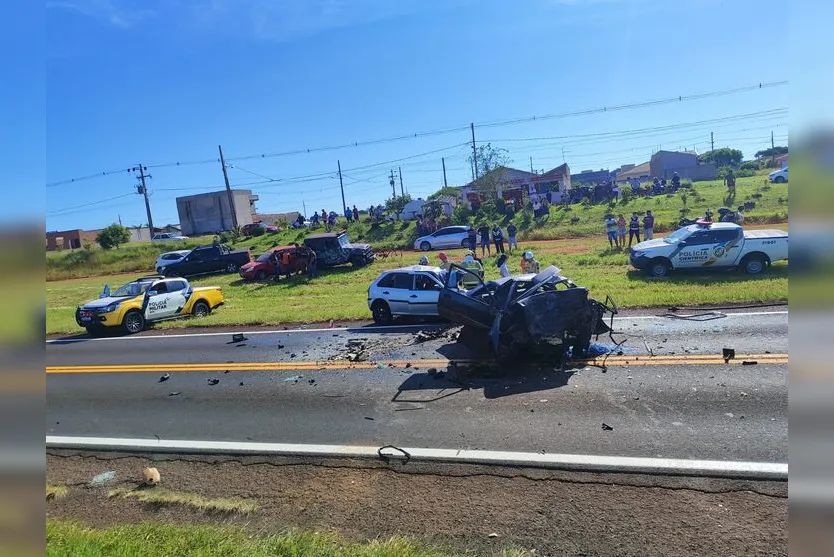 Batida frontal entre carros na PR-218 deixa dois mortos