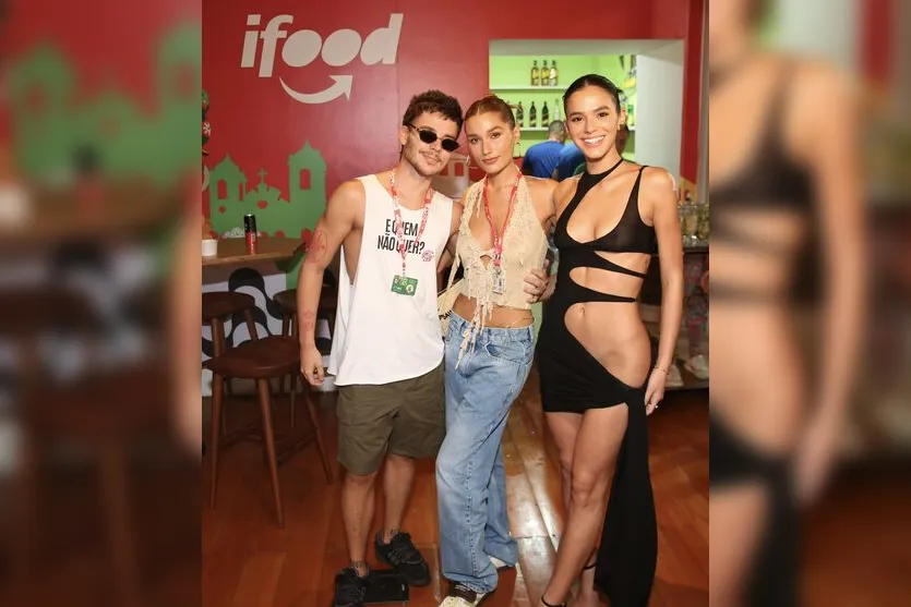 Bruna Marquezine usa vestido ousado para pular o carnaval