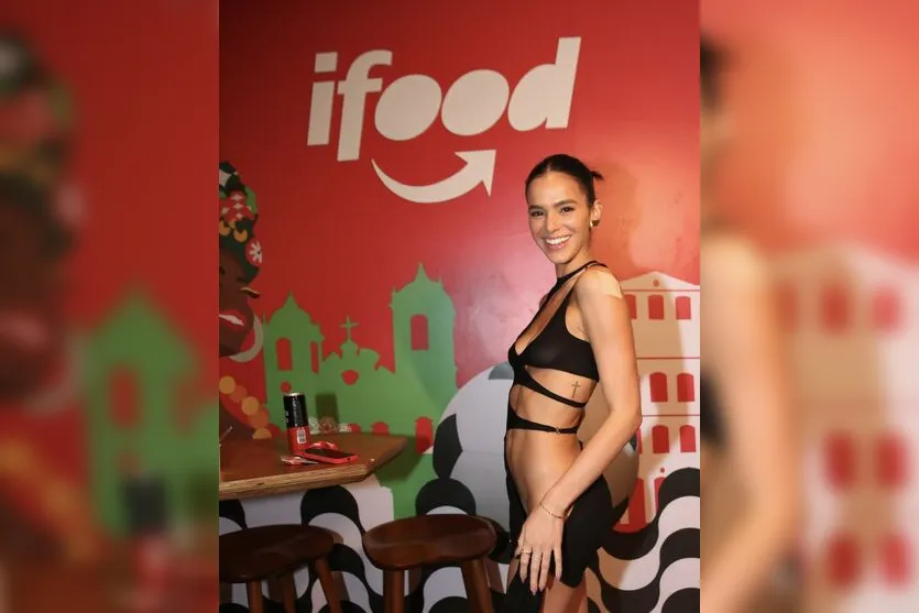 Bruna Marquezine usa vestido ousado para pular o carnaval