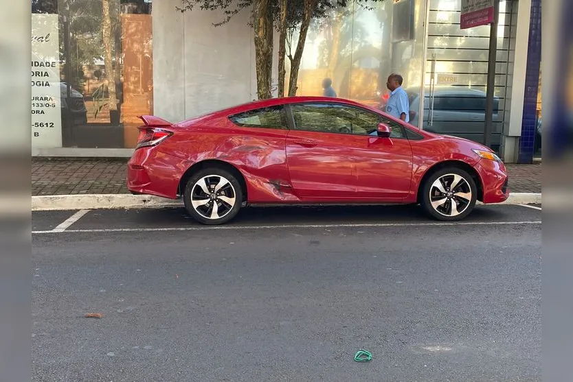  Carro estacionado foi atingido pela moto após atropelamento 