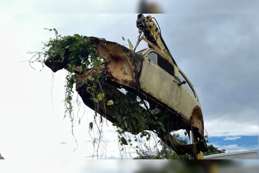  Carros abandonados são recolhidos pela prefeitura 