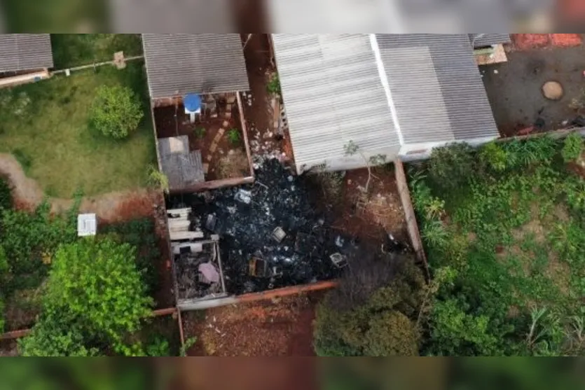 Casa pega fogo e morador morre carbonizado no Paraná
