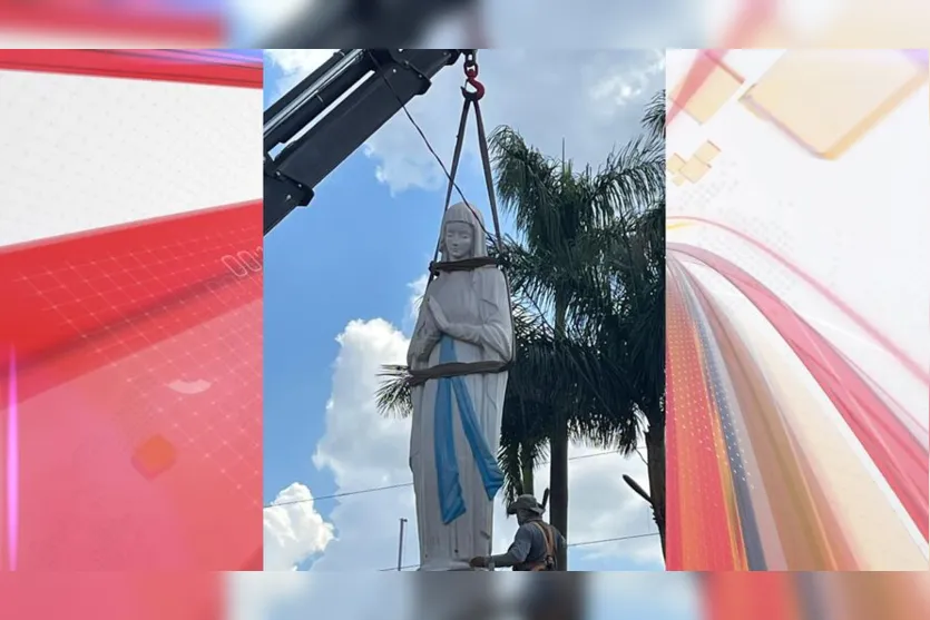 Com guindaste, santa é instalada em monumento no centro de Apucarana