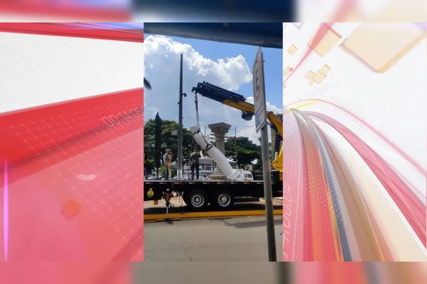 Com guindaste, santa é instalada em monumento no centro de Apucarana