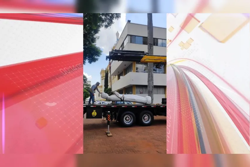 Com guindaste, santa é instalada em monumento no centro de Apucarana