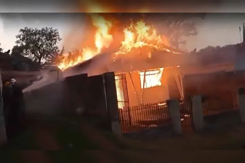  De acordo com informações no local o incêndio foi criminoso 