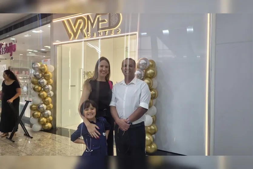  Dr. Wenes Oliveira de Carvalho, sua esposa Rubia Beleze de Carvalho e o filho do casal, Jaime Bernardo de Carvalho. 