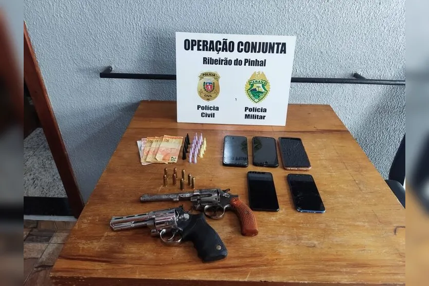  Drogas, armas, celulares e dinheiro foram apreendidos 