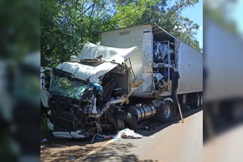 Duas pessoas ficam feridas após acidente entre caminhões no Paraná