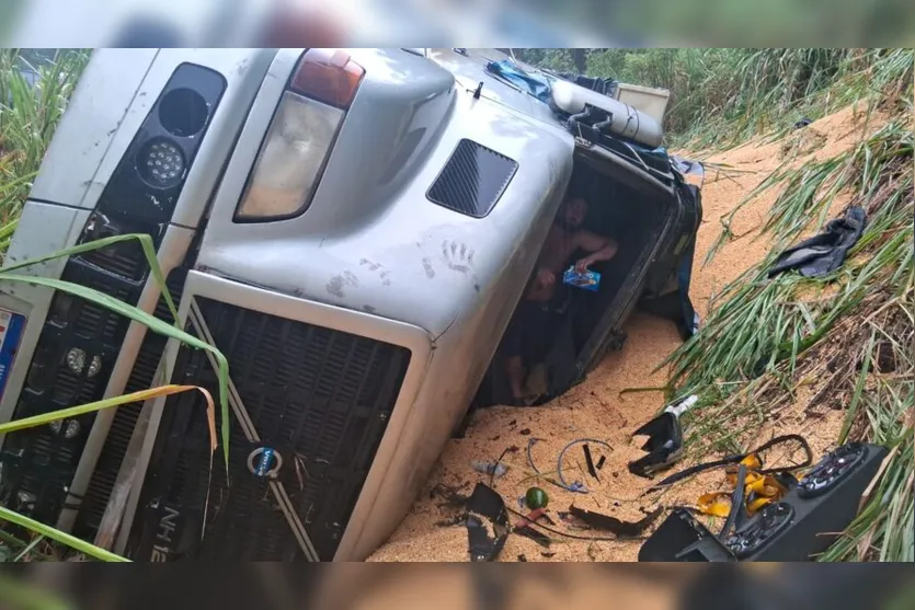 Duas pessoas ficam feridas em tombamento de carreta em Londrina