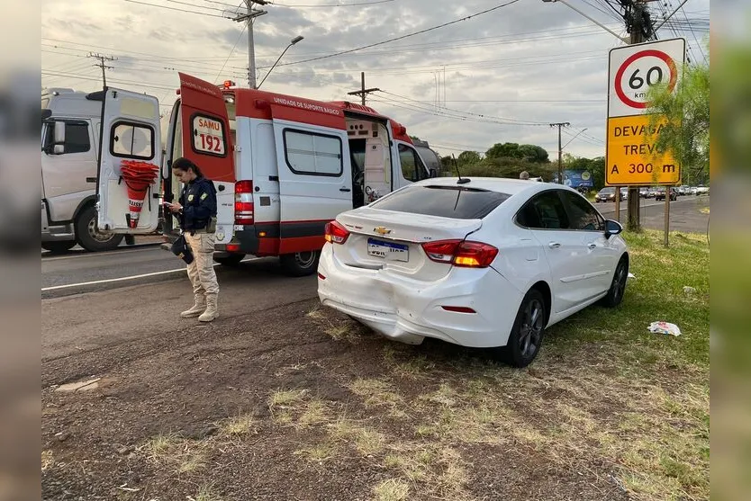 Engavetamento entre caminhão e dois carros deixa quatro feridos