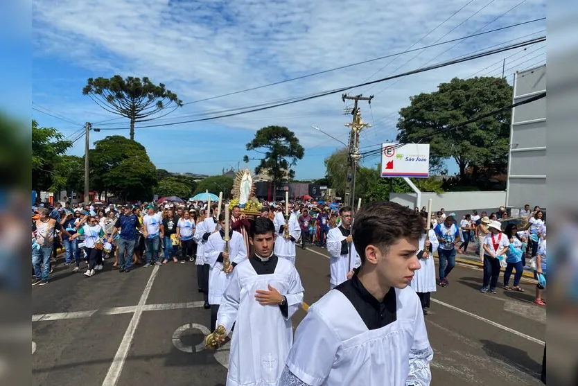  Fiéis enfrentaram o sol quente para reverenciar Nossa Senhora de Lourdes 