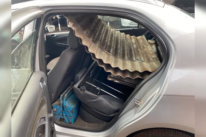  Havia telhas furtadas no interior do carro 