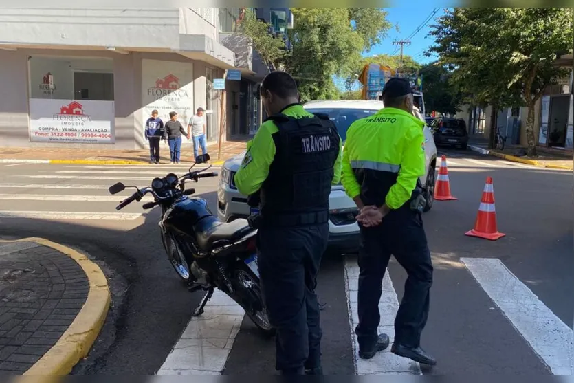 Homem fica ferido após acidente entre carro e moto em Apucarana