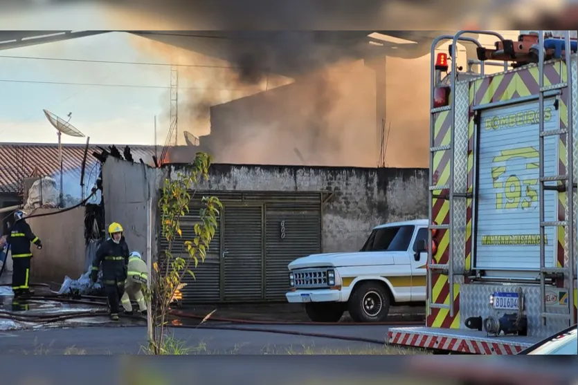 Incêndio destrói barracão de recicláveis em Apucarana; vídeo