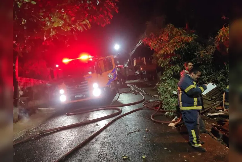 Incêndio destrói residência de Jandaia do Sul; veja fotos