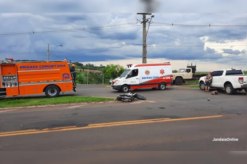 Motocicleta e caminhonete colidem em trevo de Jandaia do Sul