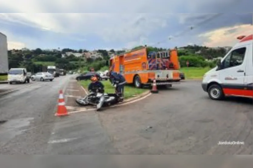 Motocicleta e caminhonete colidem em trevo de Jandaia do Sul