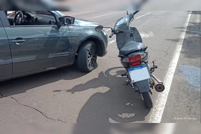 Motorista faz conversão brusca para estacionar e atinge motociclista