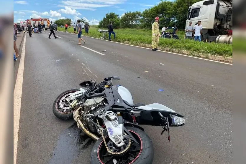  Motos de alta cilindrada colidiram após tentarem desviar de carro na BR-376 