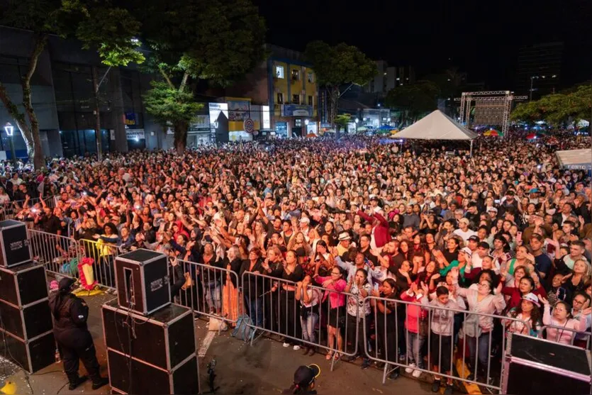  Multidão cantou junto com a banda os grandes sucessos 