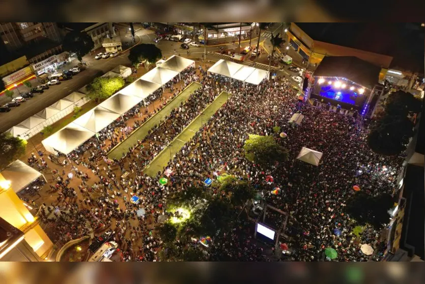  Multidão cantou junto os grandes sucessos da banda 