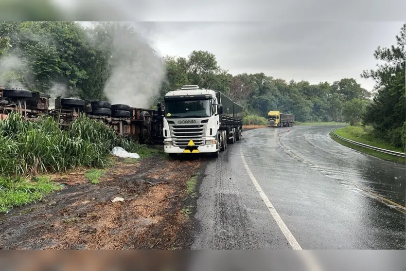  O veículo tombou na marginal direita da PR-092 