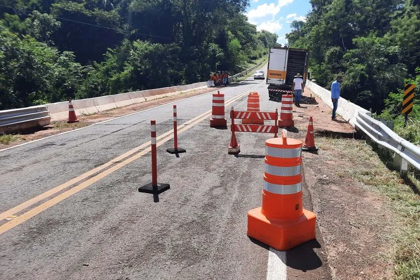  PR-218 está bloqueada entre Amaporã e Paranavaí 