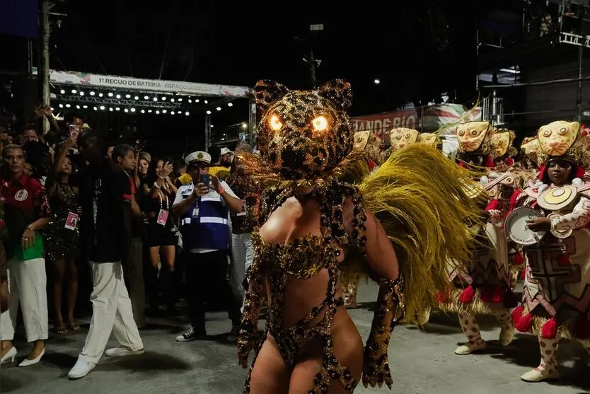 Paolla Oliveira rouba a cena ao se transformar em 'mulher-onça'