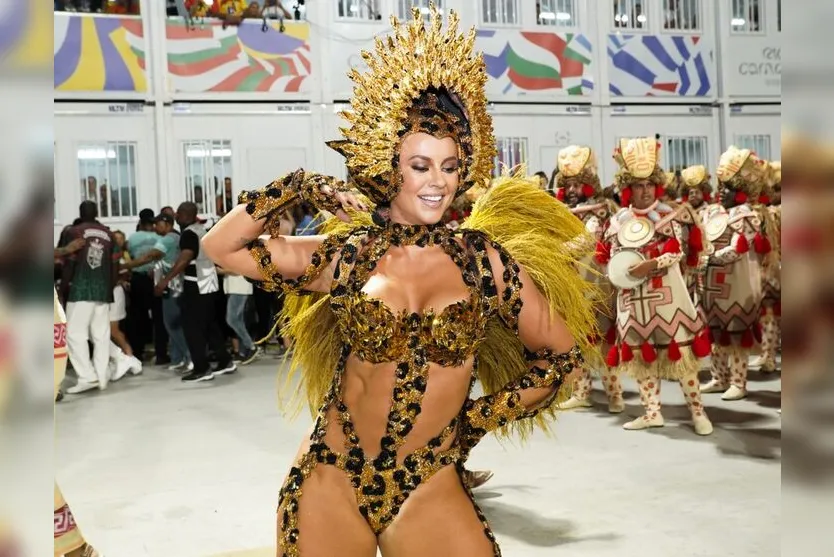  Paolla Oliveira surge deslumbrante como onça em desfile de Carnaval 