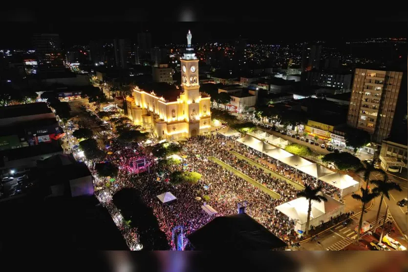  Praça foi tomada pelo público na noite desta sexta-feira 