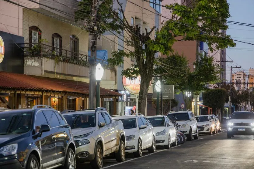 Prefeitura conclui instalação de nova iluminação em rua gastronômica