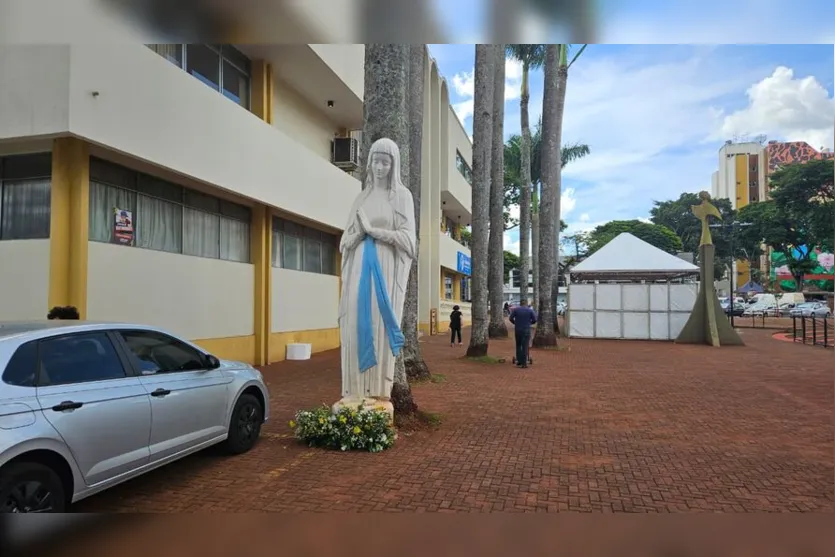  Santa está atualmente nos fundos da Catedral 