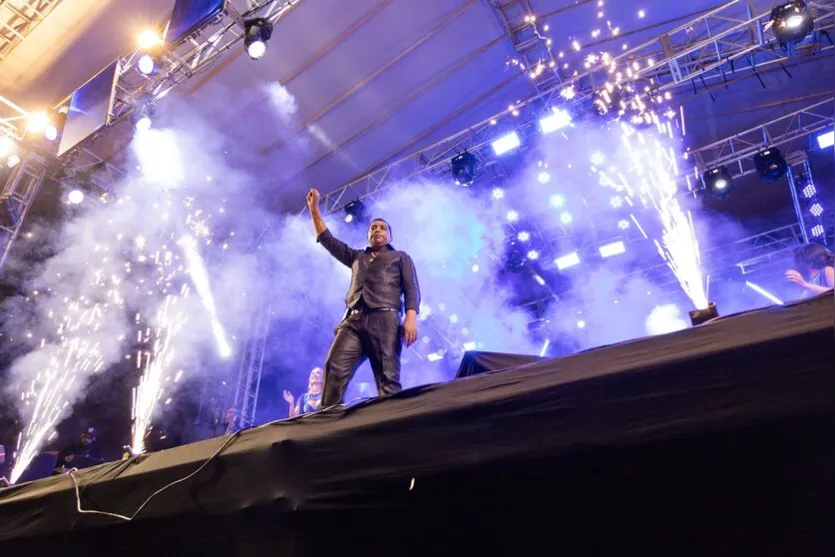 Show da banda Raça Negra lota Praça Rui Barbosa em Apucarana; fotos