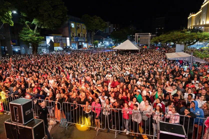 Show da banda Raça Negra lota Praça Rui Barbosa em Apucarana; fotos