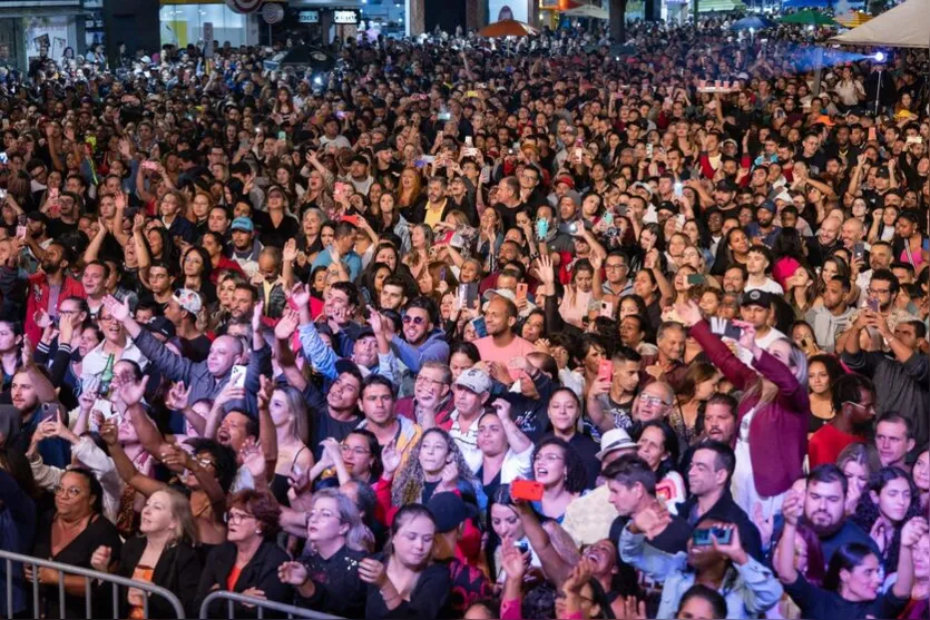 Show da banda Raça Negra lota Praça Rui Barbosa em Apucarana; fotos