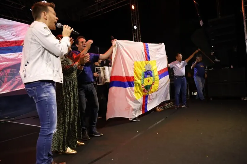 Show de Michel Teló atrai grande público em Apucarana; veja fotos