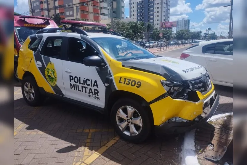 Viatura da PM bate em ônibus durante perseguição no centro de Maringá