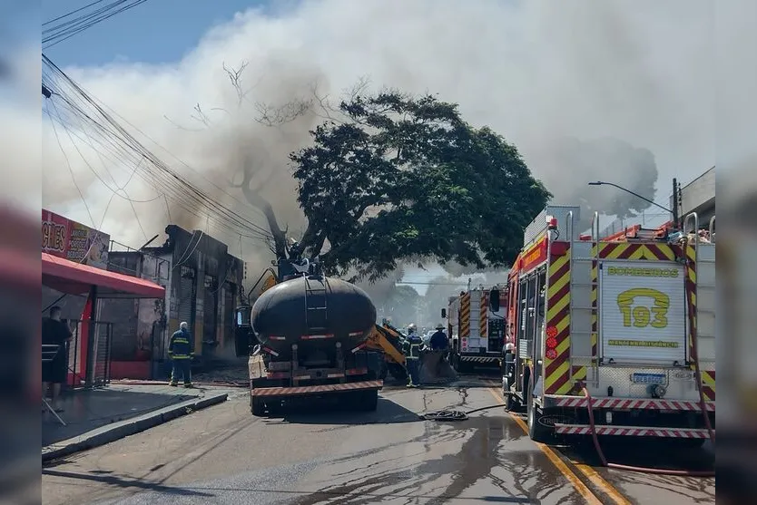 Vídeo: incêndio destrói borracharia no centro de Marialva